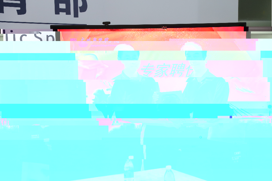 2呂泉榮為張振希頒發專家聘任牌匾.jpeg
